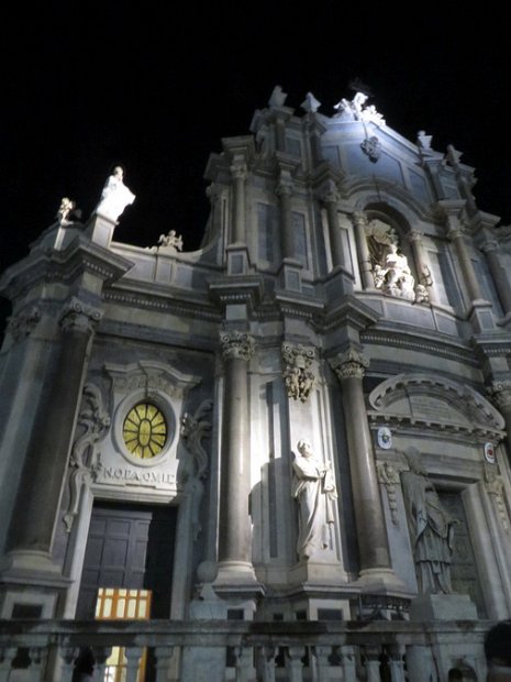 (5) Catania by night 